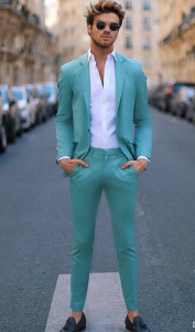 ترکیب رنگ فیروزه ای - سفید در ست لباس مردانه